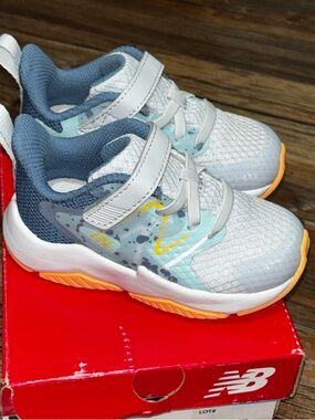 NEW BALANCE Toddler KIDS' RAVE RUN V2 Size 6K Bungee Hook Loop Wide SHOES